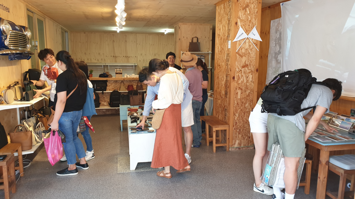 ▲오픈 첫 날인 지난 5일 고객들로 붐비고 있는 울릉도 모어댄 컨티뉴 매장. (사진 제공=SK이노베이션)