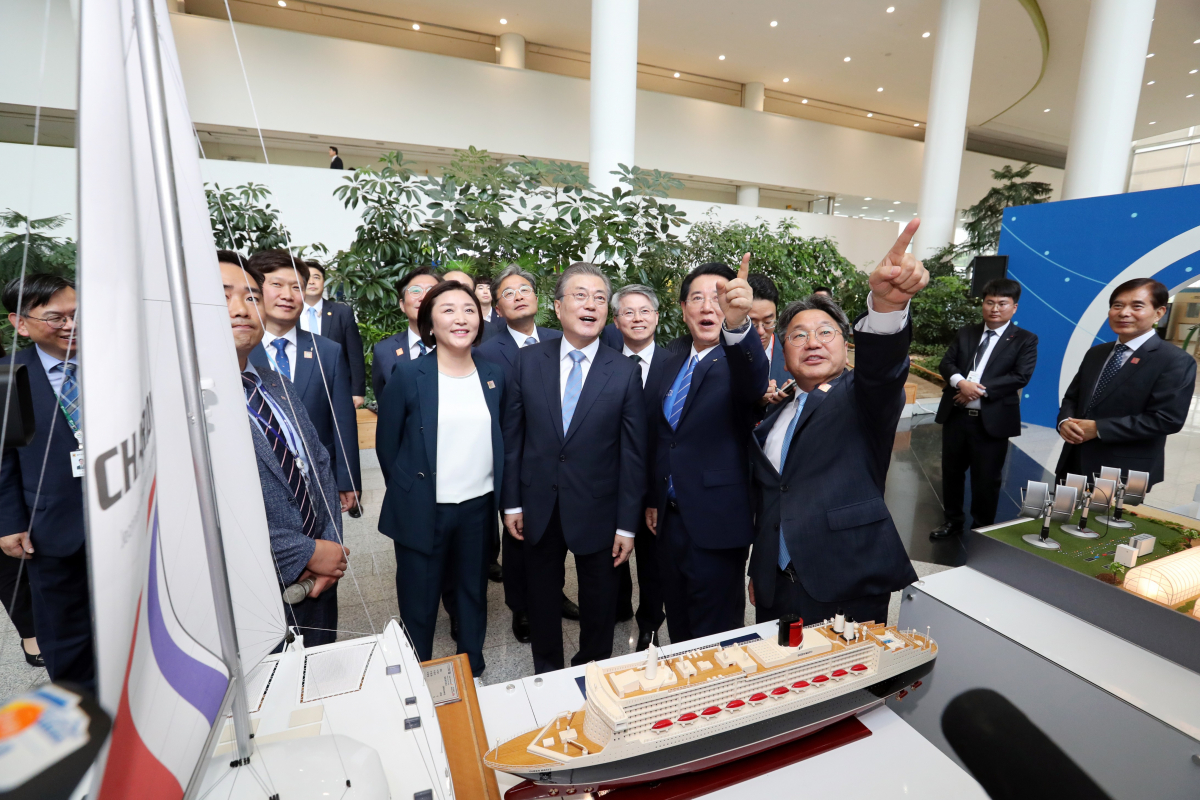 ▲문재인 대통령이 12일 전남도청에서 전남 블루이코노미 경제비전 선포식 전 관련 부스를 방문해 남해 운항 크루즈 여객선 모형을 살펴보고 있다. (연합뉴스)