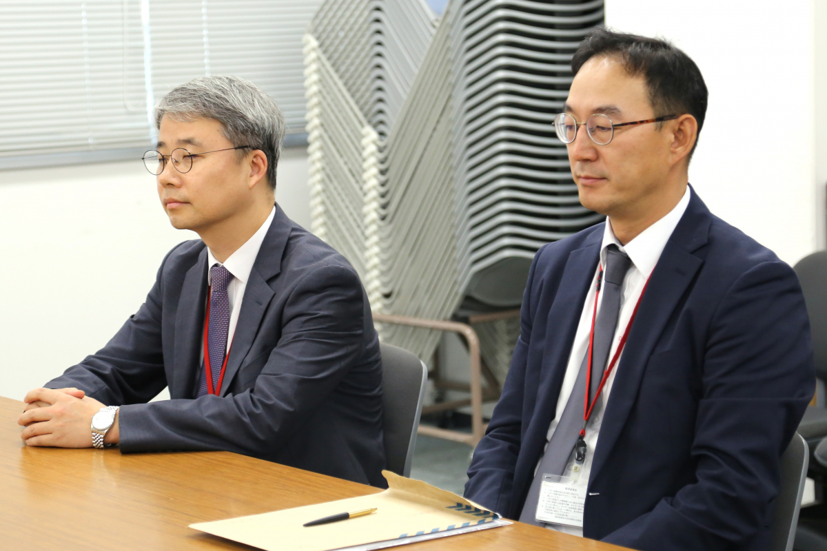 ▲12일 일본 도쿄 지요다구 경제산업성 별관 1031호실에서 열린 일본 정부의 한국 수출 규제 강화 조치와 관련한 양국 과장급 첫 실무회의에 산업통상자원부의 전찬수 무역안보과장(오른쪽)·한철희 동북아 통상과장이 회의 시작을 기다리고 있다. (연합뉴스)