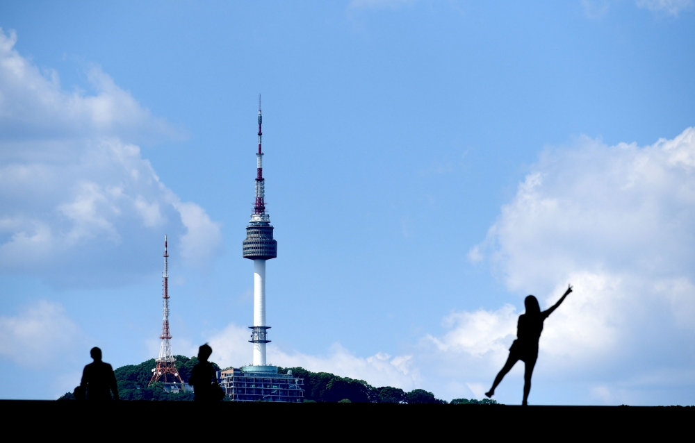 ▲맑고 쾌청한 날씨를 보인 23일 서울 용산구 국립중앙박물관에서 바라본 하늘이 푸르다. 신태현 기자 holjjak@(이투데이DB)