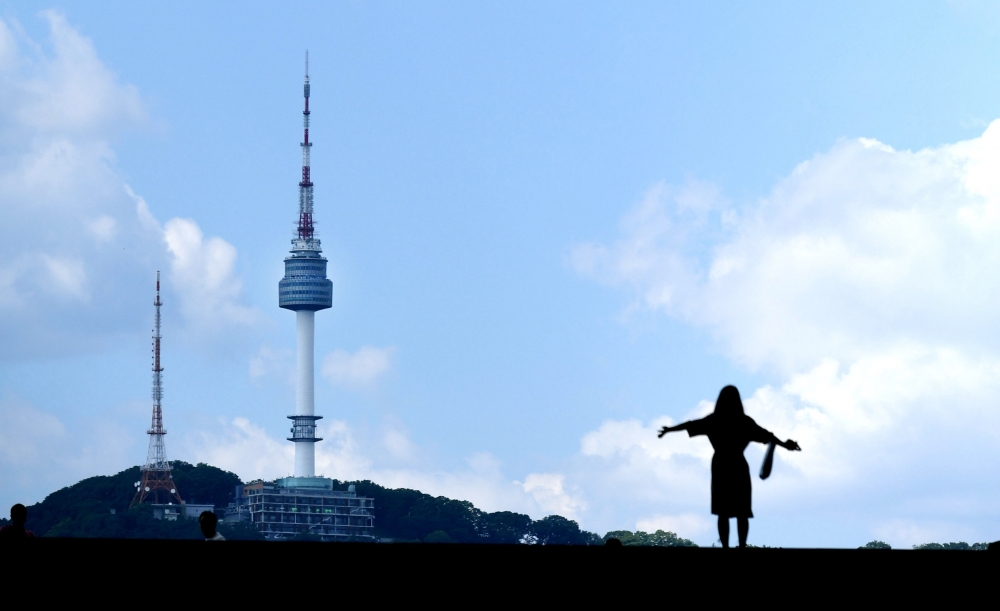 ▲맑고 쾌청한 날씨를 보인 23일 서울 용산구 국립중앙박물관에서 바라본 하늘이 푸르다. 신태현 기자 holjjak@(이투데이DB)