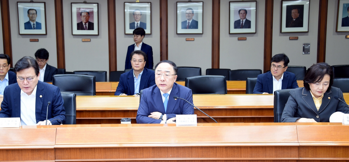 ▲홍남기 경제부총리 겸 기획재정부 장관이 12일 여의도 한국수출입은행에서 일본 수출규제 대응 관계장관회의를 주재하고 모두발언을 하고 있다.(사진제공=기획재정부)