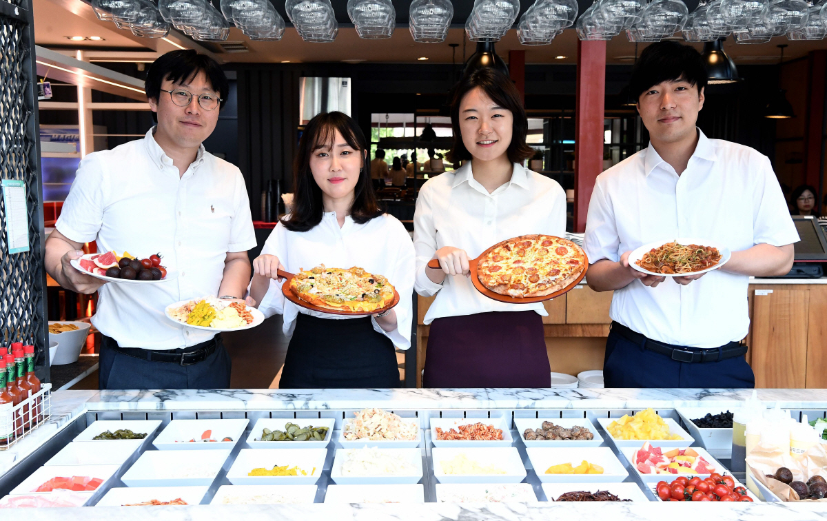 ▲김훈래 미스터피자 SRP팀 차장 등 팀원들이 서울 서초구 미스터피자 방배본점에서 포즈를 취하고 있다. 신태현 기자 holjjak@