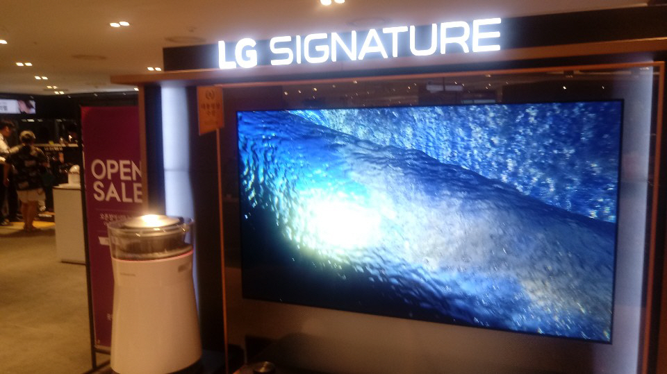 ▲새로 오픈한 LG베스트샵 롯데백화점 잠실점에 전시된 LG 시그니처 TV 및 공기청정기      한영대 기자 yeongdai@