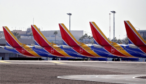 ▲보잉 737맥스 항공기가 미국 애리조나주 피닉스의 스카이하버 국제공항에 세워져 있다. 피닉스/AP뉴시스
