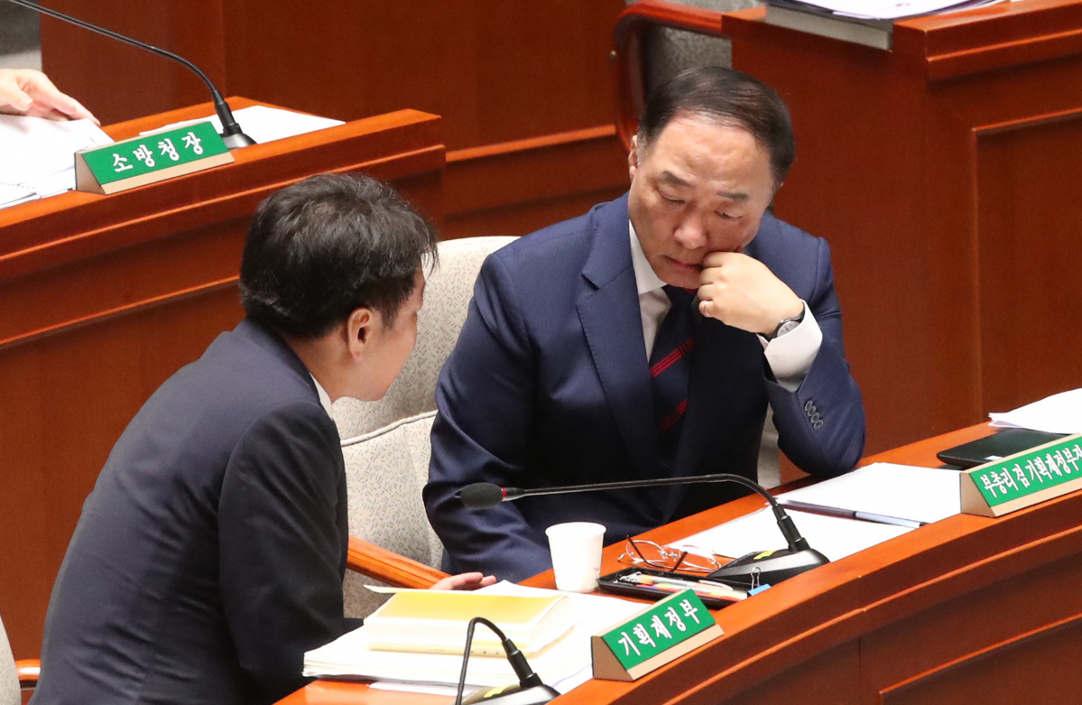 ▲홍남기 경제부총리 겸 기획재정부 장관이 15일 국회에서 열린 예산결산특별위원회 전체회의에서 답변을 논의하고 있다. (연합뉴스)