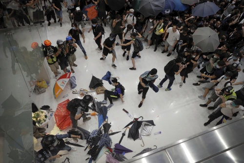 ▲홍콩 샤틴의 한 쇼핑몰에서 14일(현지시간) 경찰과 시위대가 난투극을 벌이고 있다. 샤틴에서는 이날 11만 명 이상이 참가한 대규모 시위가 열렸으며 종료 후 시위대를 해산하는 경찰과의 충돌로 수십 명이 체포됐다. 홍콩/AP연합뉴스
