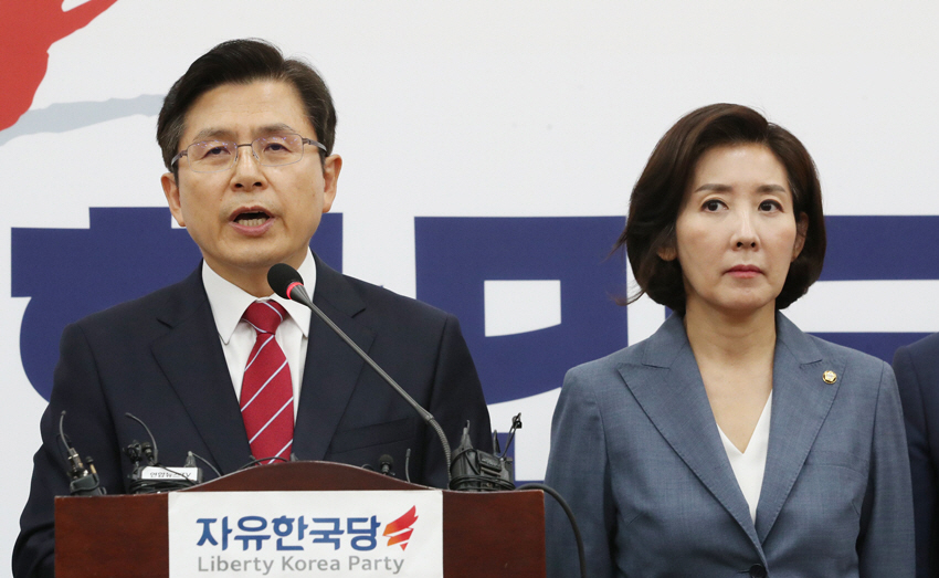 ▲황교안 자유한국당 대표가 15일 국회에서 일본 관련 기자회견을 하고 있다. 오른쪽은 나경원 원내대표. 연합뉴스