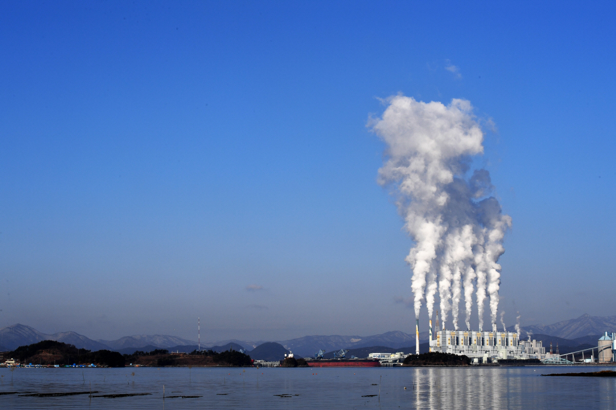 ▲경남 하동군 하동화력발전소 굴뚝에서 뿌연 연기가 뿜어져 나오고 있다. 뉴시스
