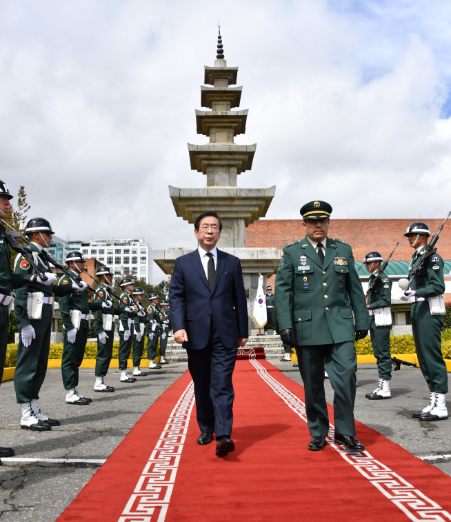 ▲중남미를 순방중인 박원순 시장은 15일 오전 10시(현지시간) 콜롬비아 보고타시 국방참모대학교 내 위치한 한국전 참전 기념탑에서 헌화, 묵념하며 6.25. 참전용사들의 숭고한 희생과 헌신을 기렸다. 콜롬비아는 6.25전쟁 당시 유엔(UN) 21개 참전국 중 병력을 파견한 유일한 중남미 국가다.(사진 = 서울시)
