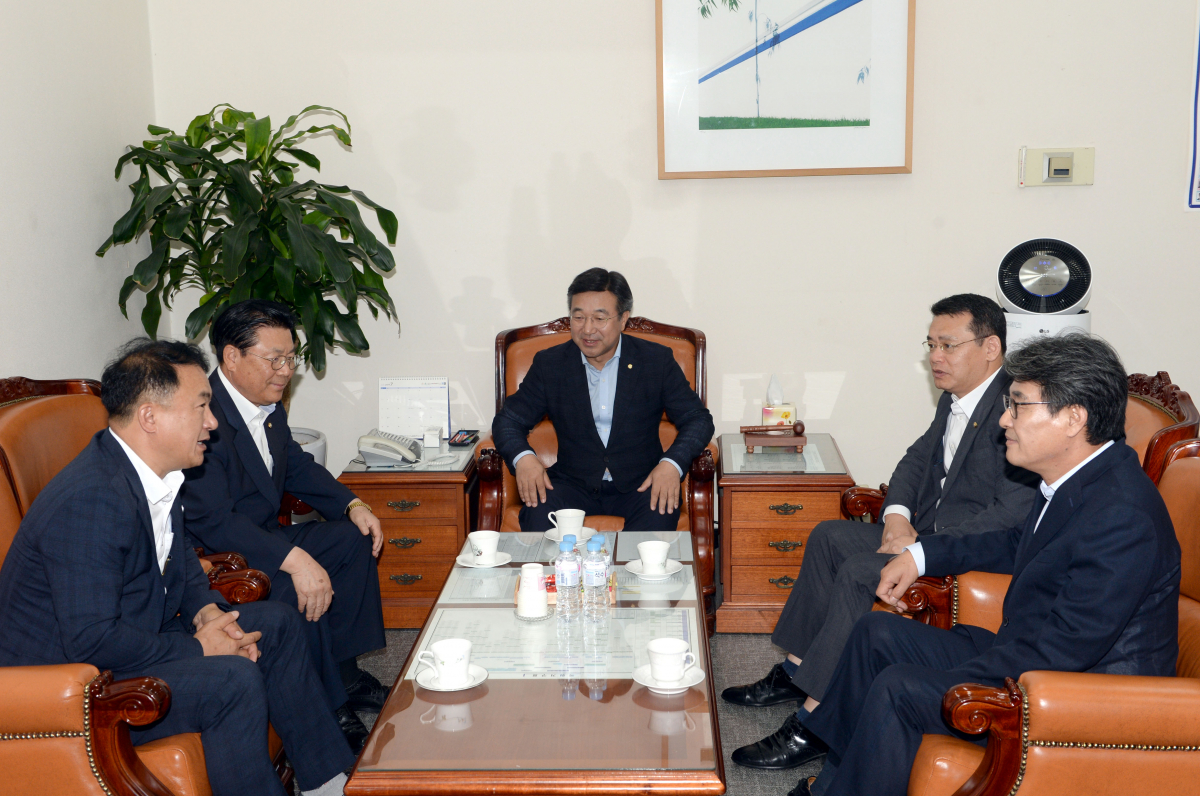 ▲여야 5당 사무총장들이 16일 오전 국회에서 청와대와 5당 대표 회동 의제 및 일정 확정을 위해 만나고 있다.    왼쪽부터 정의당 권태홍, 자유한국당 박맹우, 더불어민주당 윤호중, 바른미래당 임재훈, 민주평화당 김광수 사무총장. (연합뉴스)