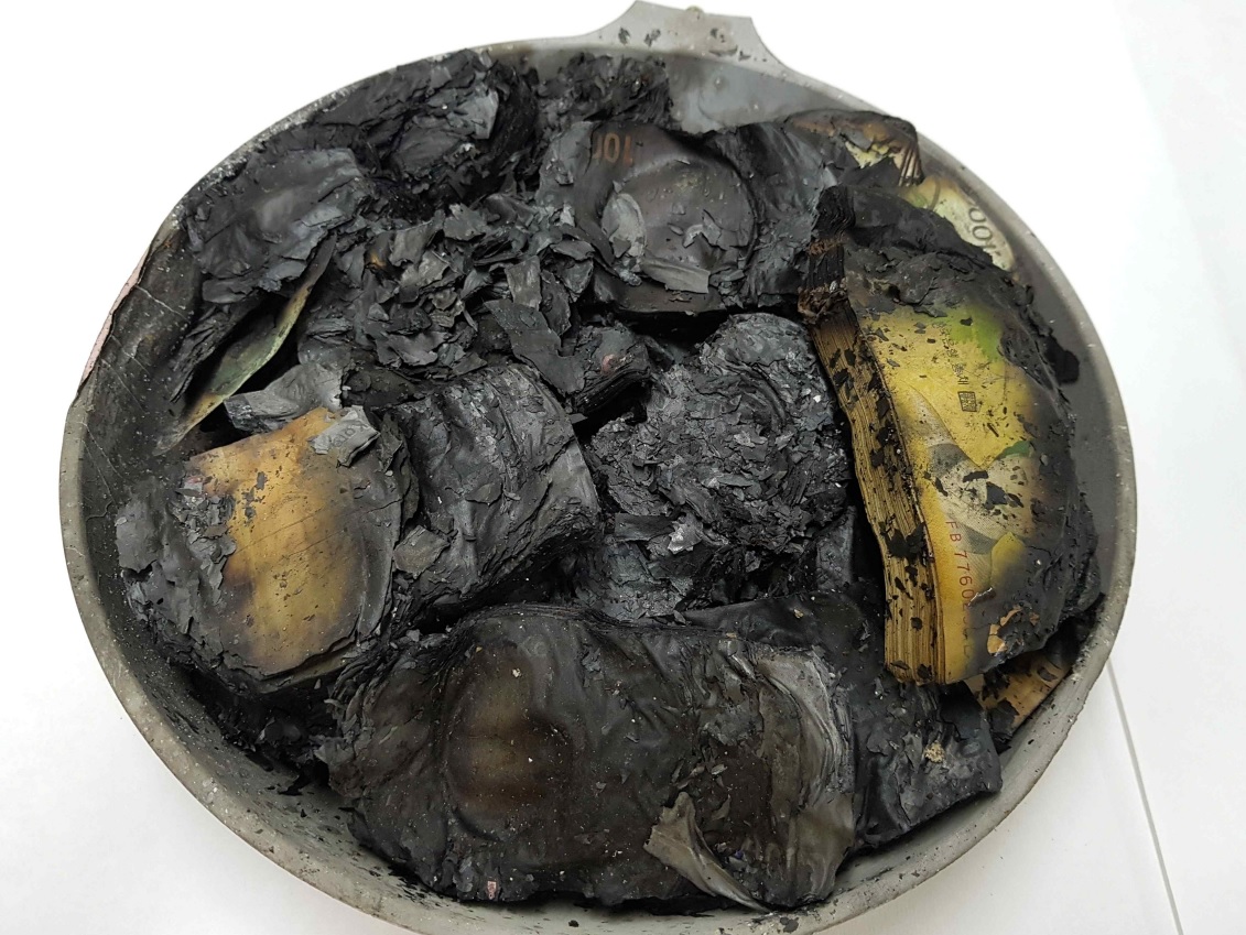 ▲올 상반기중 폐기된 손상화폐를 모두 새 화폐로 교체하는 비용이 483억원에 달해 사상 최고치를 경신한 것으로 나타났다. 한편 불에 탔을 경우에도 재를 털어내지 않아야 액면금액 전액으로 교환받을 확률이 높다. 사진은 경기도 부천의 한 공장에서 화재로 타다 남은 5만원권.(한국은행)