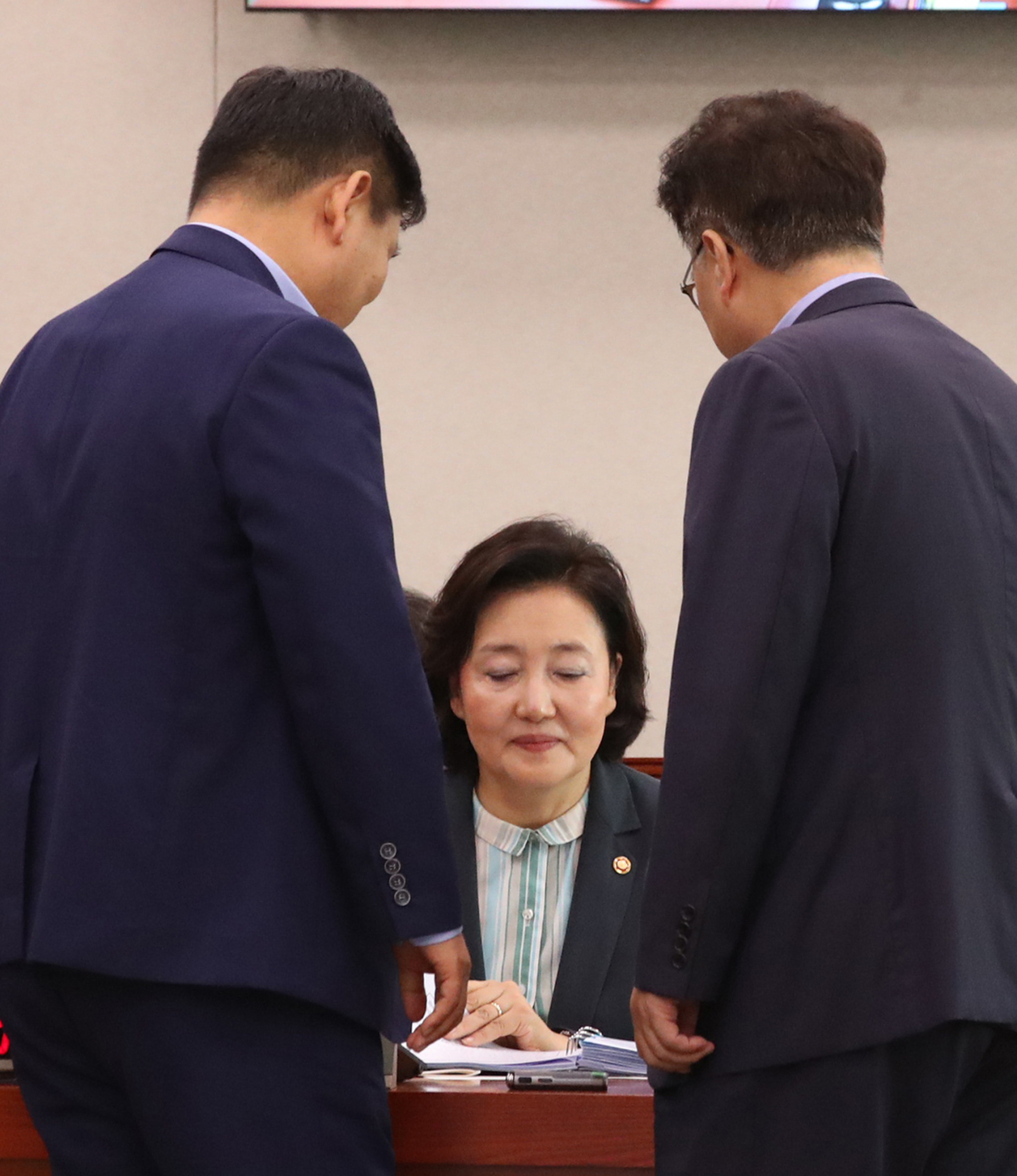 ▲16일 국회에서 열린 산업통상자원중소벤처기업위원회 전체회의에서 자유한국당 의원들이 박영선 중소벤처기업부 장관에게 인사청문회 당시 발언에 대해 유감 표명을 요구하면서 파행을 겪자 더불어민주당 의원들이 박 장관에게 유감 표명을 부탁하고 있다. (연합뉴스)