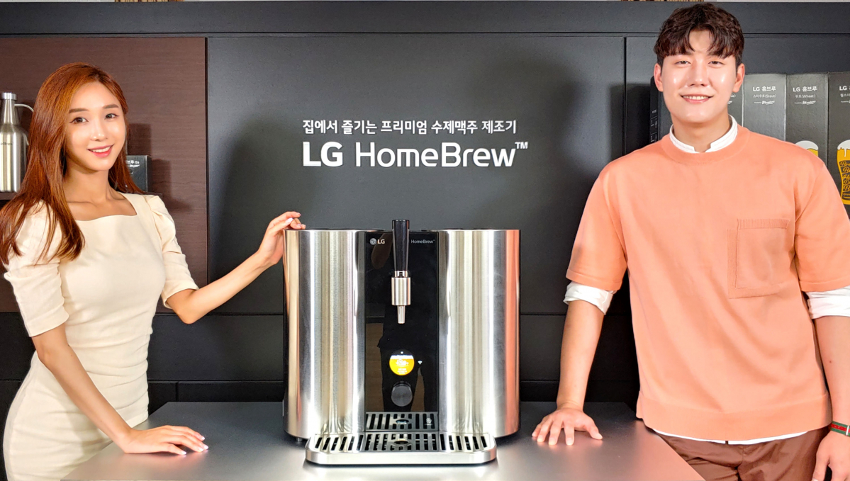 ▲LG전자 모델이 세계 첫 캡슐형 수제맥주제조기 'LG 홈브루'를 소개하고 있다. (사진제공=LG전자)