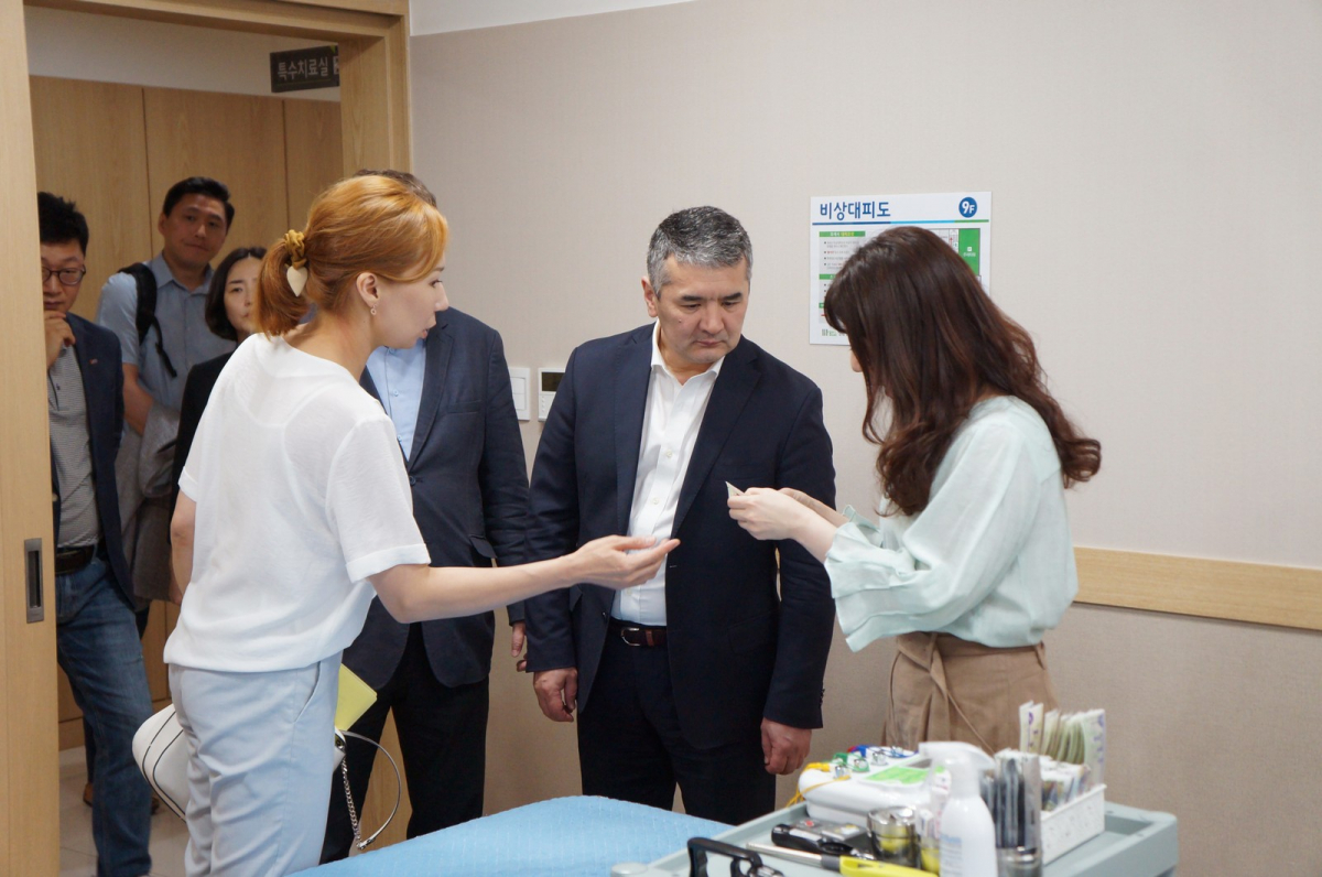 ▲누르고진 탈갓 세이트자노비치 카즈흐스탄 국립의과대학 총장이 청연한방병원을 방문했다고 15일 밝혔다.(청연한방병원)
