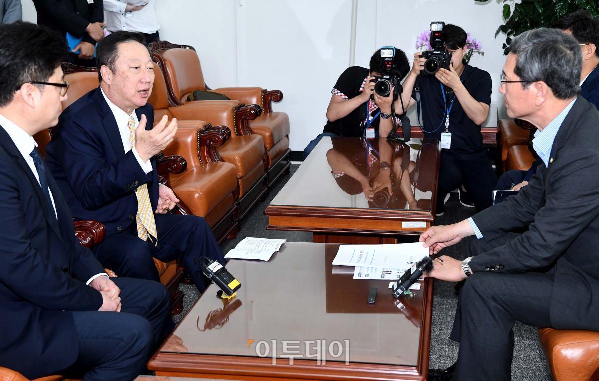 ▲ 박용만 대한상공회의소 회장이 한정훈 홈스토리생활 대표와 함께 16일 서울 여의도 국회를 찾아 김학용 환노위원장과 면담하고 있다. 이 자리에서 박 회장과 한 대표는 스타트업 지원 및 규제에 관한 건의사항을 전달했다. 신태현 기자 holjjak@