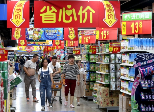 ▲중국 베이징의 한 월마트 매장에서 15일(현지시간) 고객들이 쇼핑에 열중하고 있다. 베이징/UPI연합뉴스
