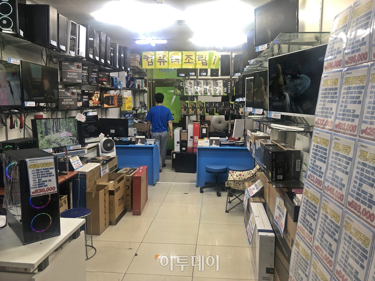 ▲일본 수출 규제 소식과 맞물려 D램 가격이 폭등했다. 3만 원에 판매되던 DDR4 8GB 메모리는 한때 5만 원대 중반을 찍었다. (홍인석 기자 mystic@)