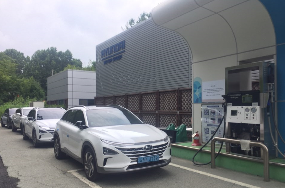 ▲16일 현대차 넥쏘가 서울 양재동 수소충전소에서 충전을 기다리고 있다. 수소전기차 4대를 충전하는데 2시간 안팎이 소요된다. 김준형 기자 junior@