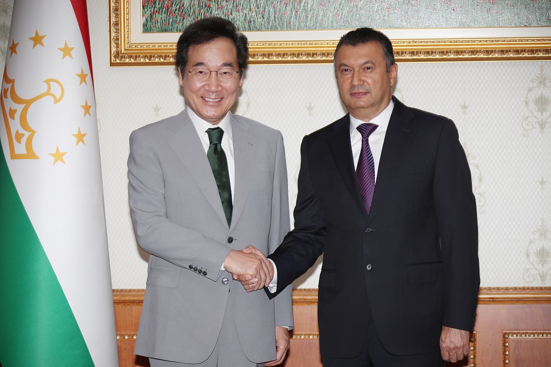 ▲1992년 수교이래 타지키스탄을 최초로 공식 방문한 총리인 이낙연 국무총리가 16일(현지시간) 수도인 두샨베 대통령실에서 코히르 라술조다 총리와 만나 악수하고 있다.(두샨베(타지키스탄)/연합뉴스)