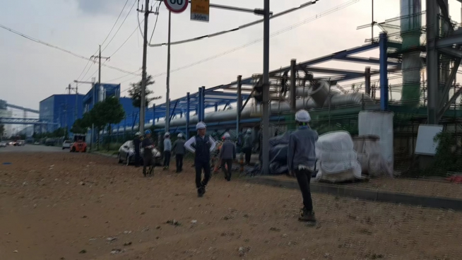 ▲16일 전남 여수시 중흥동 여수국가산업단지 도로 가장자리에 설치된 수증기 공급 배관 일부가 파손되는 사고가 발생해 작업자들이 경위를 파악하고 있다.(연합뉴스)