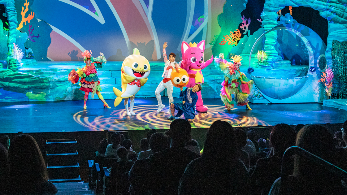 ▲핑크퐁과 아기상어의 바다 대모험공연 장면.(사진제공=유진그룹)