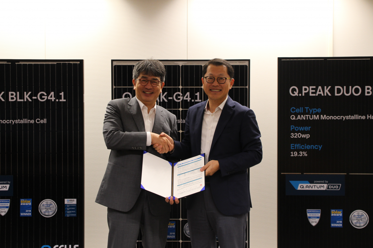 ▲한화큐셀 김희철 사장(우측)은 ‘2019 서울 세계재생에너지총회(KIREC Seoul 2019)’ 후원을 약정하고 한국에너지공단 김창섭 이사장과 함께 기념사진을 촬영했다. (사진 제공=한화큐셀)