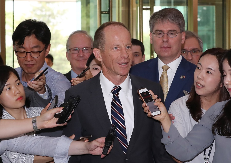 ▲데이비드 스틸웰 신임 미국 국무부 동아시아·태평양 담당 차관보가 17일 오전 서울 종로구 외교부 청사를 방문, 김현종 청와대 국가안보실 2차장과의 면담 장소로 이동하고 있다. (연합뉴스)