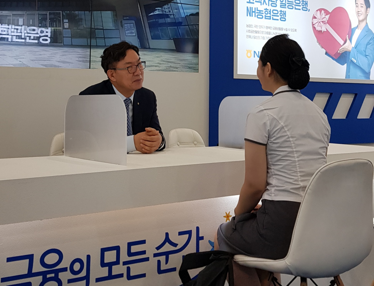 ▲이대훈 NH농협은행장이 17일 오후 서울 삼성동 코엑스에서 열린 제6회 대한민국 금융대전 현장을 방문해 직접 모의면접을 진행하고 있다.(나경연 기자 contest@)