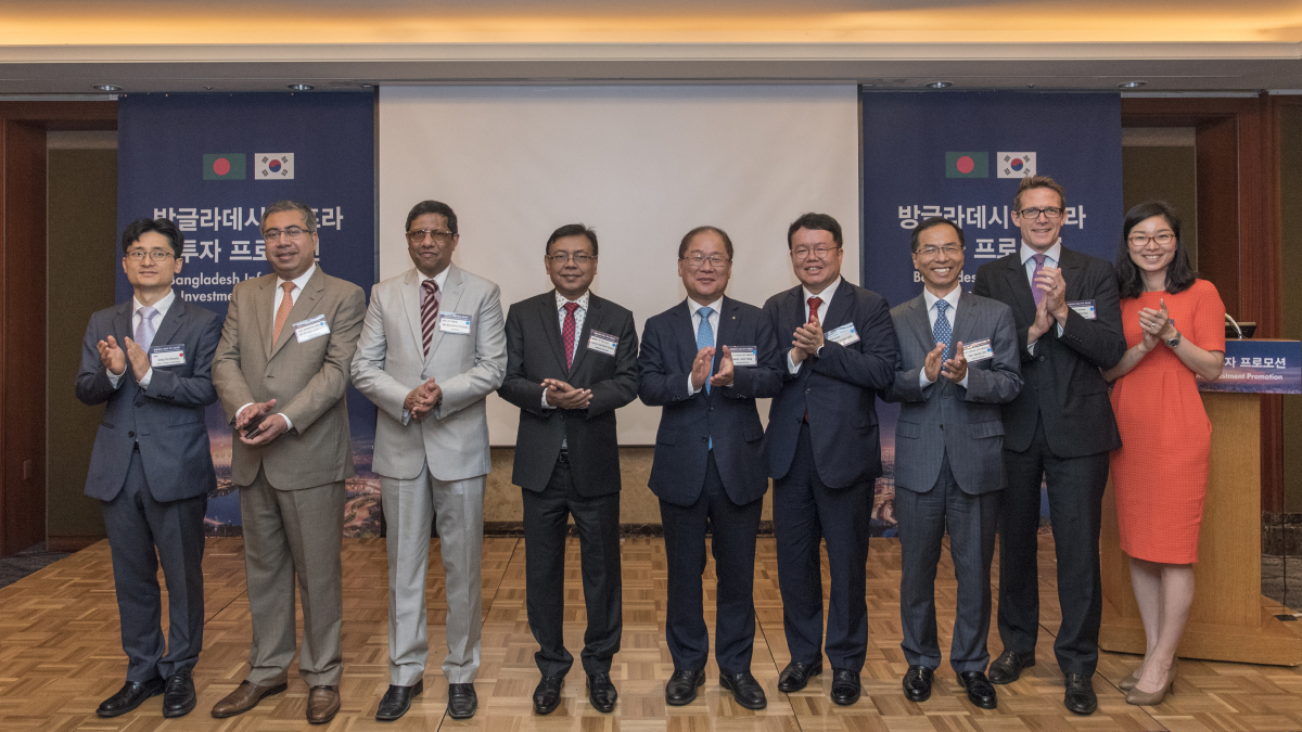 ▲황상하(왼쪽부터) KIND 금융실장, 마흐붑 울 라흐만(Md Mahbub ur Rahman) HSBC 방글라데시 부행장, 무하마드 모샤라프 후사인(Md Mosharraf Hossain) 방글라데시 투자개발청 부청장, 라하맛 다스타기어(Rahmat Ullah Mohd Dastagir) 전력에너지광물부 차관보, 양환준 수은 프로젝트금융본부장, 정은영 HSBC 서울 대표, 이태형 수은 해외사업개발단장, 벤 쇼튼(Ben Shorten) 셔먼 앤 스털링 글로벌(Shearman & Sterling Global) 부대표, 정안나 셔먼 앤 스털링 서울(Shearman & Sterling Seoul) 대표가 17일 서울 소공동 롯데호텔에서 열린 '방글라데시 인프라 투자 프로모션'에서 기념사진을 찍고 있다.(사진제공=수출입은행)