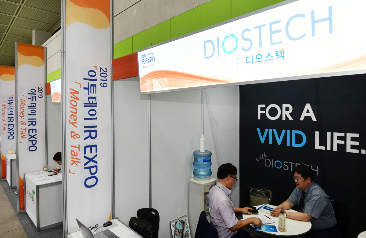 ▲이투데이 미디어가 주최하는 ‘제6회 대한민국 금융대전’이 17일 서울 강남구 삼성동 코엑스 C홀에서 성황리에 개막한 가운데 관람객이 부스에서 상담을 받고 있다. 오는 18일까지 열리는 이번 행사는 ‘핀테크 챌린지 쇼’를 주제로 금융권의 디지털 플랫폼을 경험하고 관련 기업의 혁신 기술을 체험할 수 있는 장이 펼쳐진다. 핀테크 랩 투자유치 설명회를 비롯해 예비 창업자를 위한 다양한 강연과 금융권 취업을 희망하는 청년들을 위한 모의 면접도 진행한다. 고이란 기자 photoeran@