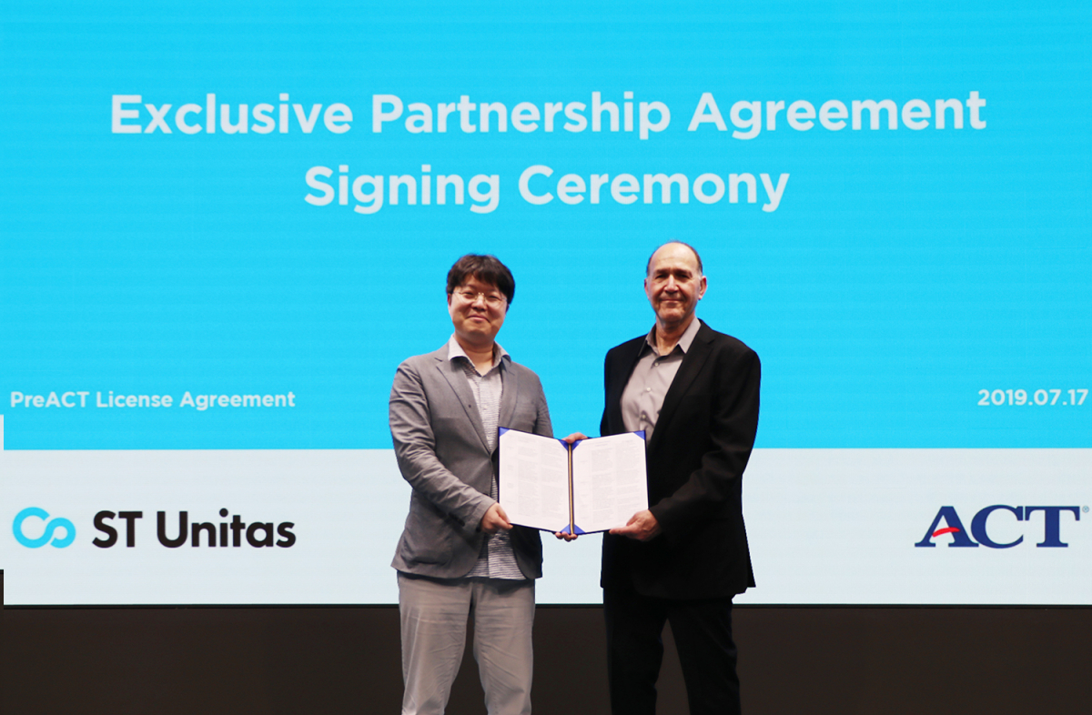 ▲17일 에스티유니타스 대치동 본사에서 에스티유니타스 이상제 부대표(왼쪽)와 미국 대학입학자격시험을 주관하는 ACT사의 Simmy Ziv-el 부대표가 참석한 가운데, 상호 간의 교육 서비스 글로벌 공급 사업권과 온라인 테스트 상품 개발을 위한 파트너십 체결식이 진행됐다. (사진제공=에스티유니타스)