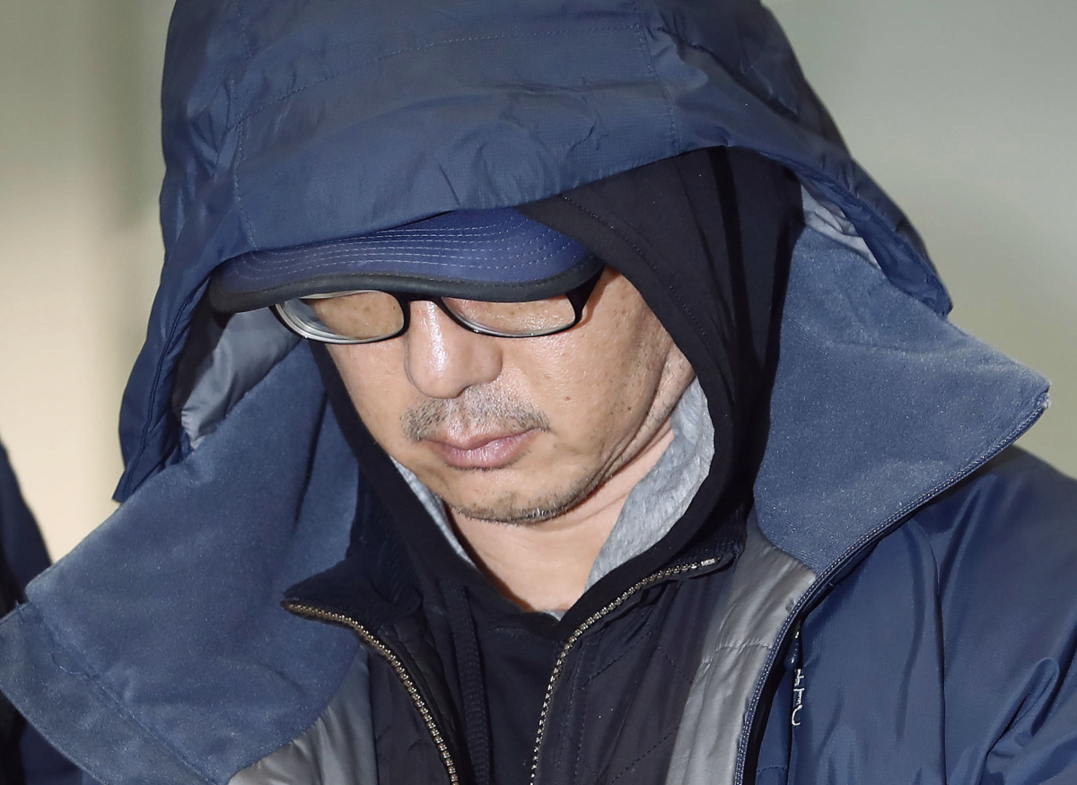 ▲도피 생활 중 해외에서 붙잡힌 한보그룹 정태수 회장의 넷째 아들 정한근 씨. 정 씨는 한보그룹 자회사인 동아시아가스 자금 약 323억 원을 횡령하고 국외로 자금을 빼돌린 혐의를 받는다.(뉴시스)