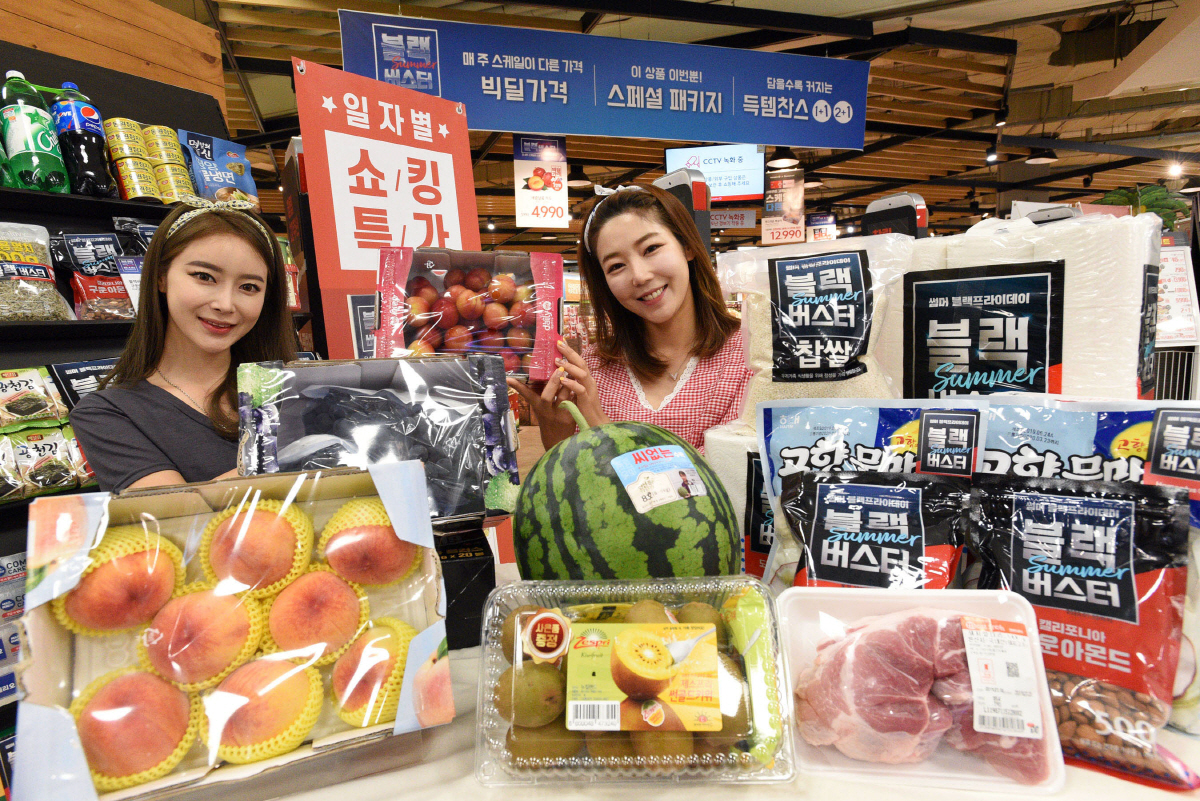 ▲18일 서울 문래동 홈플러스 영등포점에서 모델들이 ‘썸머 블랙버스터’ 행사 상품을 선보이고 있다.