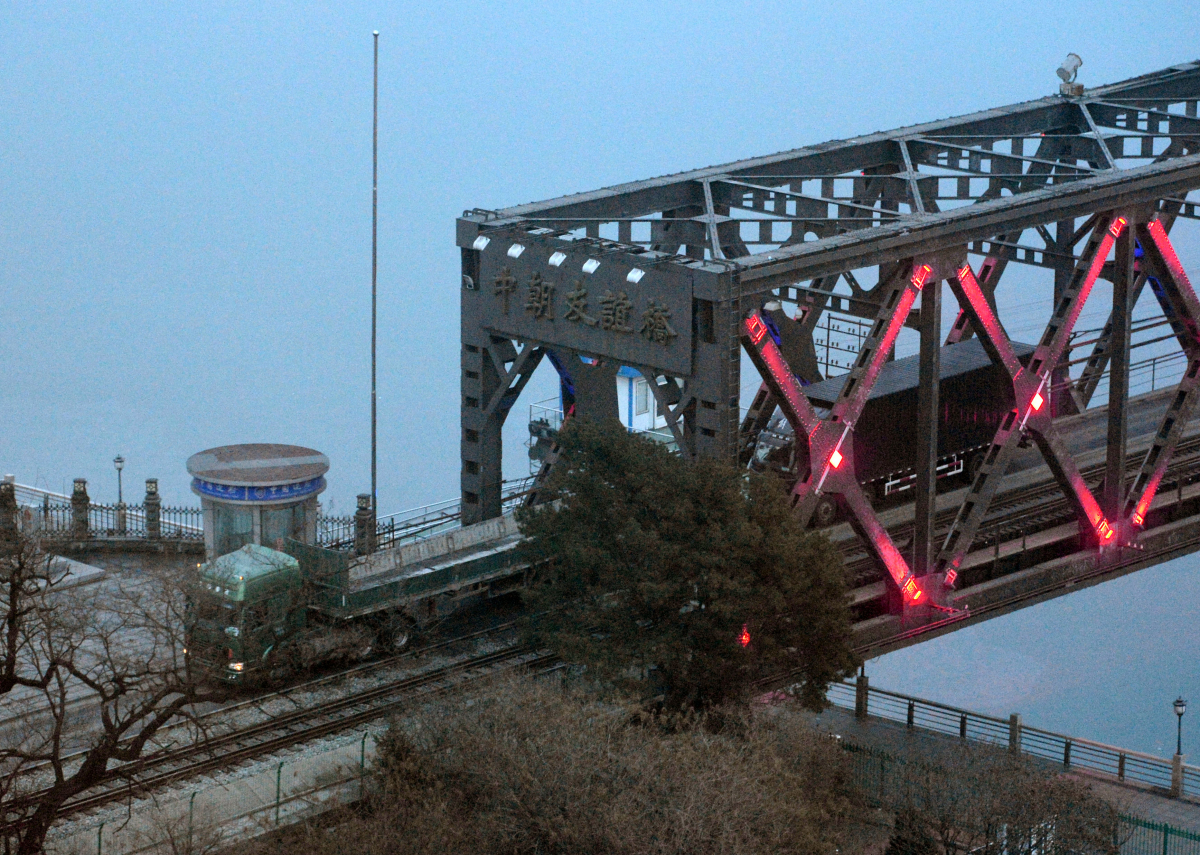 ▲유엔 대북 제재안이 효력이 발효된 4일 오후 신의주에 화물을 운송하고 나오는 차량들이 압록강대교 통과하고 있다. 2016.03.05.(뉴시스)