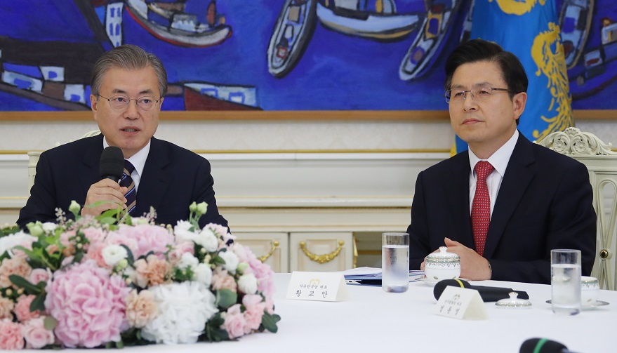 ▲문재인 대통령이 18일 오후 청와대에서 열린 '정당대표 초청 대화'에서 여야 5당 대표들과 일본 수출규제조치에 대한 대응책을 논의하고 있다. 오른쪽은 자유한국당 황교안 대표.(연합뉴스)