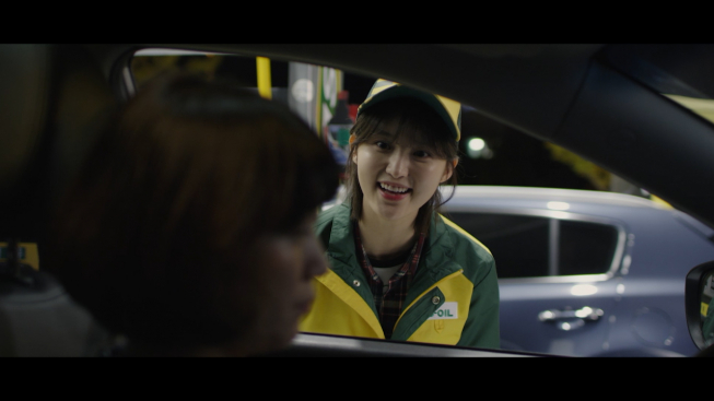 ▲주인공 ‘시은’역의 배우 박정화가 S-OIL 주유소 아르바이트 직원으로 연기하고 있다. (사진제공=에쓰오일)
