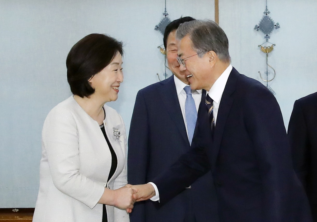 ▲문재인 대통령이 18일 오후 청와대에서 열린 '정당대표 초청 대화'에서 정의당 심상정 대표를 만나 인사를 나누고 있다.(연합뉴스)