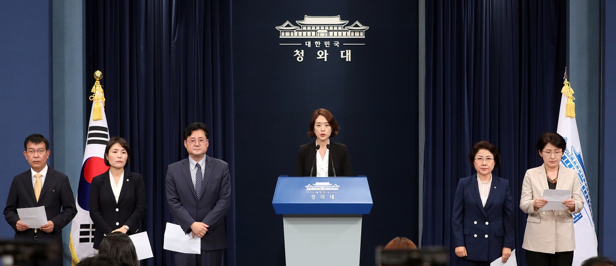 ▲고민정 청와대 대변인과 여야 5당 대변인들이 18일 저녁 청와대 춘추관에서 문재인 대통령과 여야 5당 대표 회동 후 공동발표문을 발표하고 있다.(연합뉴스)