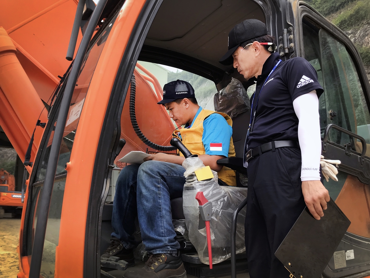 ▲두산인프라코어가 15일부터 18일까지 군산에서 ‘2019 두산 서비스 경진대회’ 글로벌 결선을 개최했다. (사진)동남아 지역예선을 거쳐 결선에 올라온 참가자가 장비 점검 시험을 치르고 있다.(사진제공=두산인프라코어)