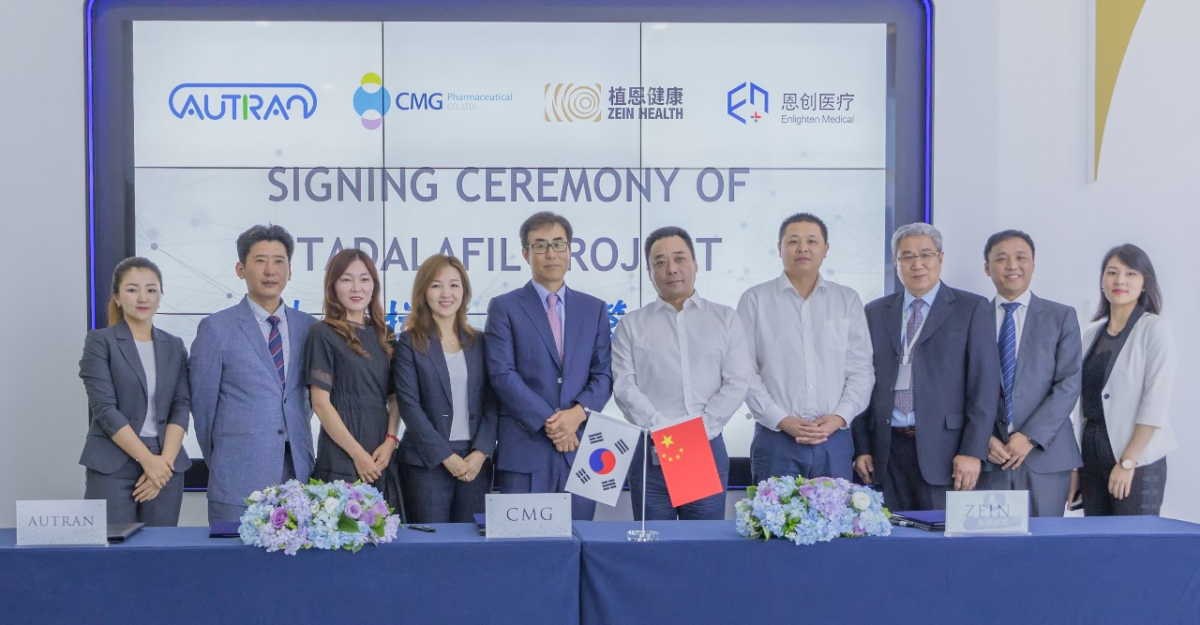 ▲CMG제약 이주형 대표(왼쪽에서 5번째)와 충칭 즈언 헬스케어 그룹 황샨 회장 (왼쪽에서 6번째)이 수출계약 체결 후 기념사진을 촬영했다. (CMG제약)