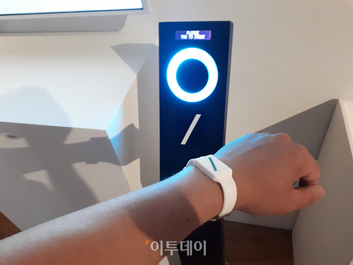 ▲ID 밴드 태그는 별로 흥미로운 콘텐츠는 아니었다. (김정웅 기자 cogito@)