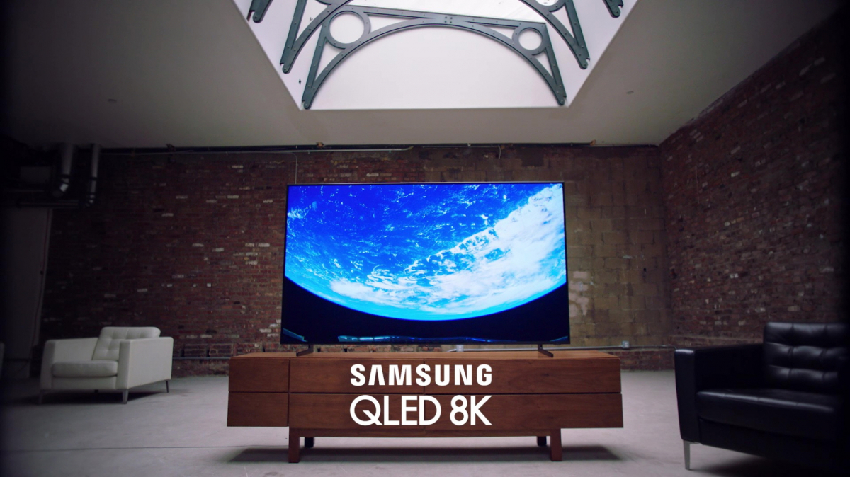 ▲삼성전자는 달 착륙 50주년을 맞아 ‘QLED 8K로 본 우주’라는 콘셉트로 영상을 제작해 20일 공개했다. 사진은 이 영상 속의 한 장면으로 스콧 켈리가 우주에서 촬영한 지구의 모습을 삼성전자 QLED 8K TV로 감상하고 있다. (사진제공=삼성전자)
