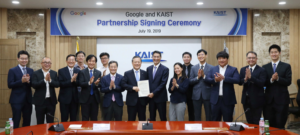 ▲존 리 구글 코리아 사장과 신성철 KAIST 총장이 19일 오후 대전 KAIST 본원에서 `KAIST-Google 산학협력 파트너십' 협약을 체결한 후 참가자들과 기념촬영을 하고 있다.