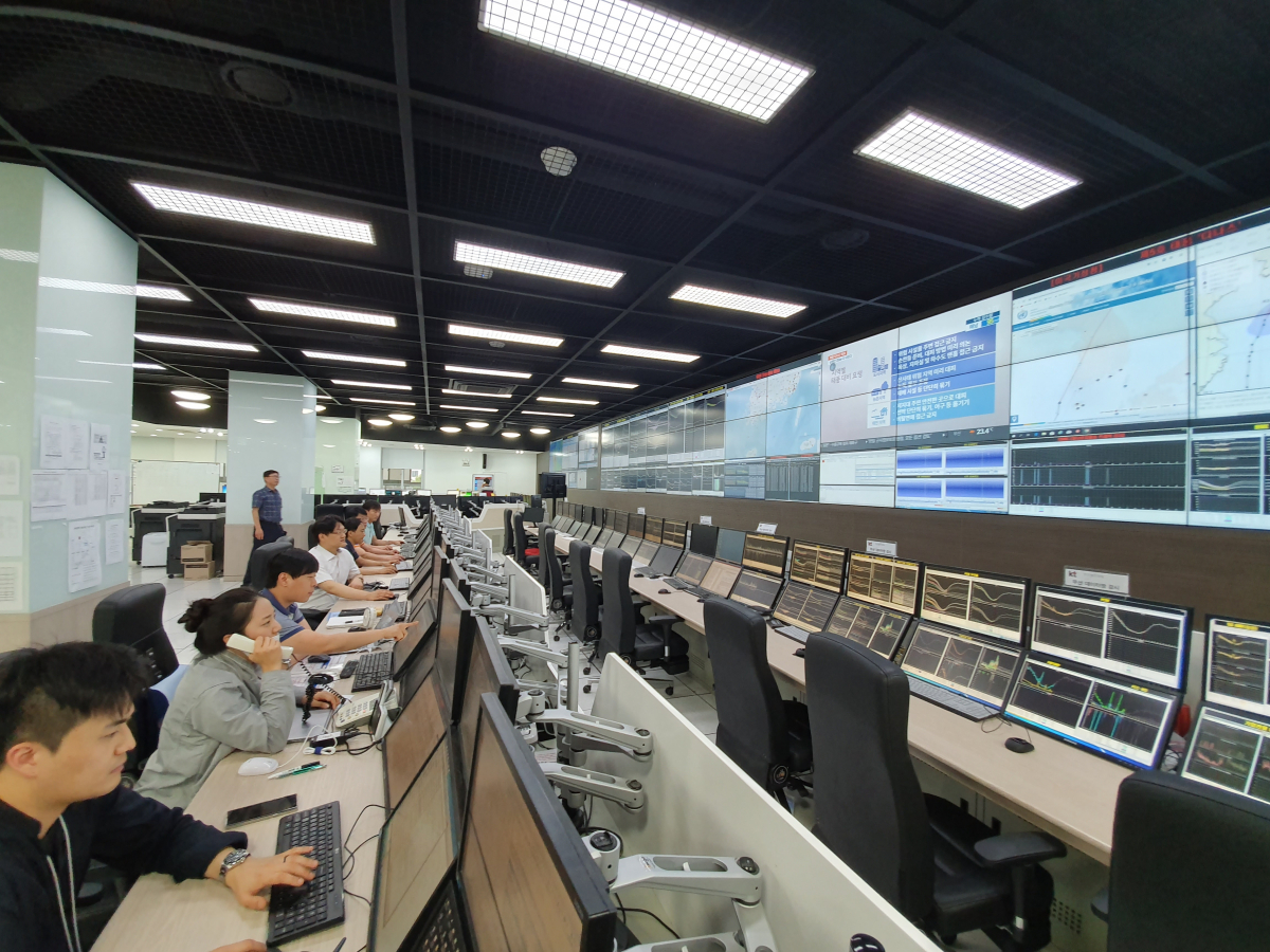 ▲KT 네트워크부문 직원들이 ‘5호 태풍 다나스 재해대비 종합상황실’에서 태풍의 진로를 살피며 각 지역의 통신 상황을 모니터링 하고 있다.(KT)