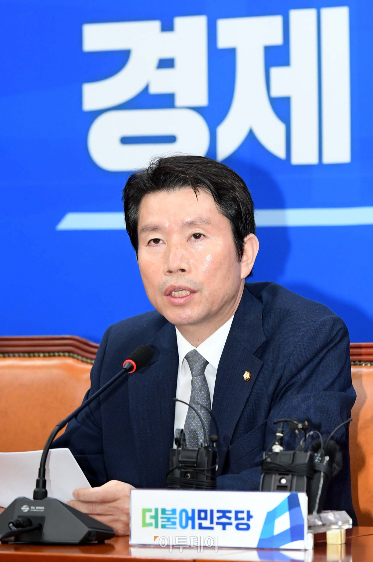 ▲이인영 더불어민주당 원내대표가 21일 서울 여의도 국회에서 기자 간담회를 갖고 추가 경정 예산(추경)안의 처리 방향 등에 대한 입장을 밝히고 있다. (사진=신태현 기자 holjjak@)