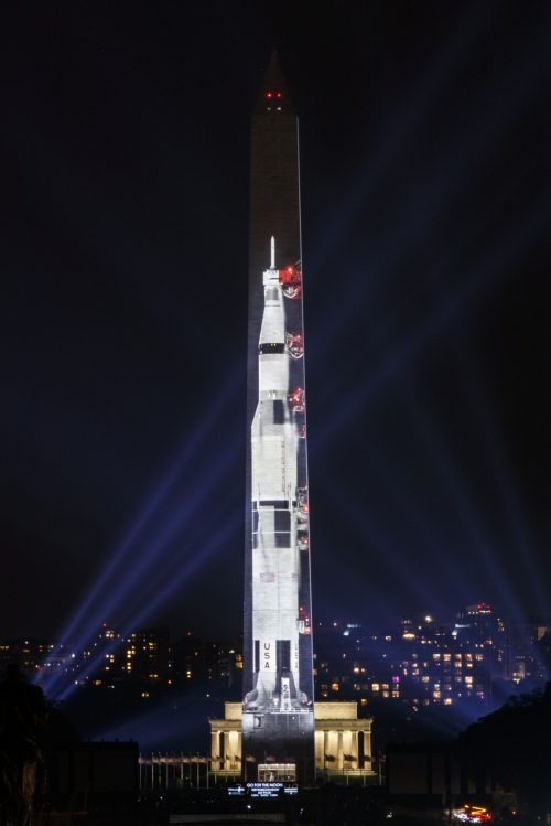 ▲아폴로 11호 발사 50주년을 맞아 16일(현지시간) 미 워싱턴D.C.의 워싱턴 기념비 앞에 약 110m 높이의 새턴 V 로켓 이미지가 투사되고 있다. 워싱턴D.C./AP뉴시스

