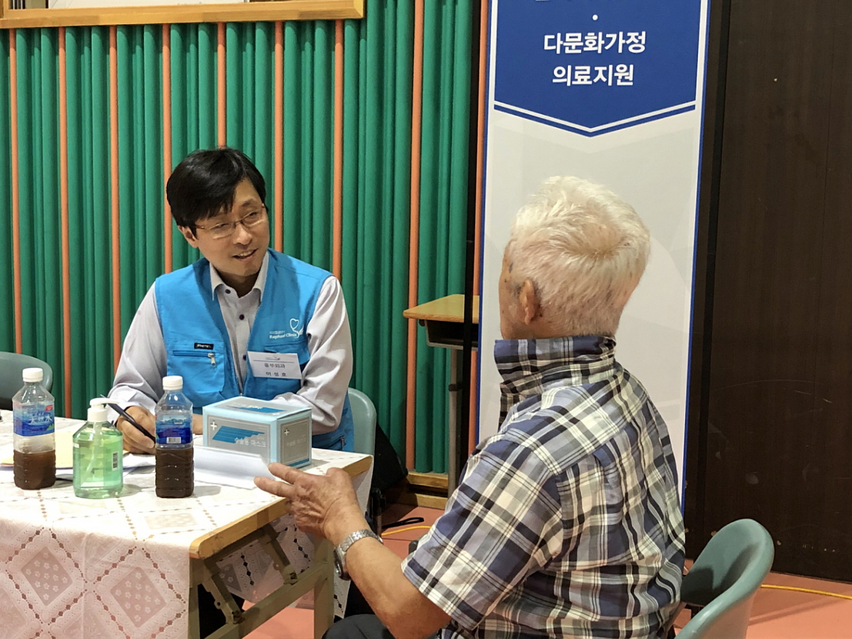 ▲봉사단원이 지역주민에게 의료 검진을 실시하는 모습(사진=포스코건설)