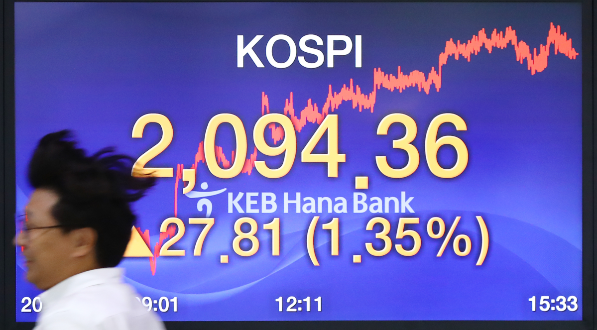 ▲지난 19일 오후 서울 중구 KEB하나은행 딜링룸의 전광판에 종가가 표시돼 있다. 이날 코스피는 전 거래일보다 27.81포인트(1.35%) 오른 2,094.36으로 거래를 마쳤다.(연합뉴스)