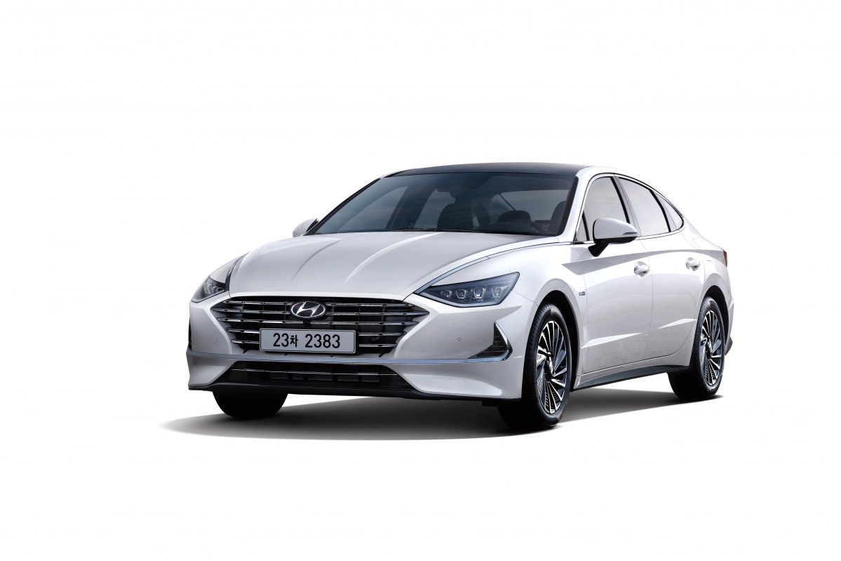 ▲현대자동차가 '솔라루프 시스템'과 '능동 변속제어 기술'을 갖춘 신형 쏘나타 하이브리드를 22일 선보였다. (사진제공=현대차)